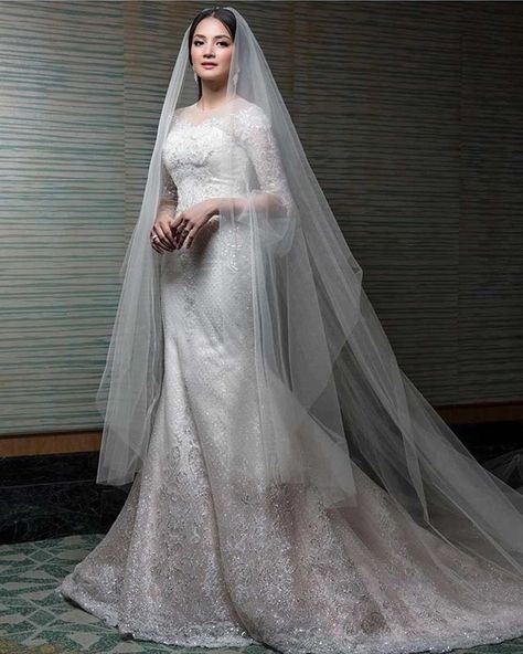 rizmanruzaini on Instagram: “Wedding Dress selebriti yang mana menjadi kegemaran anda? Adakah rekaan minimalist dan timeless seperti Fazura? #rizmanruzaini #bridebyRR” Plain Satin Wedding Dress, Rizman Ruzaini, Wedding Malaysia, Malay Wedding Dress, Pose Pengantin, Dress With Veil, Beautiful Corset, Nikah Outfit, Modest Bride