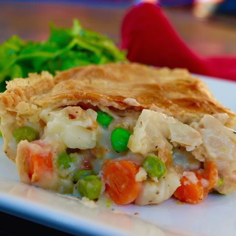 I know that sometimes when people begin their plant based journey they are concerned that some of their old favourite stand-bys won’t taste as good once modified. Well this recipe will put t… More Vegetable Pot Pie Recipe, Veggie Pot Pie Recipe, Vegan Pot Pie Recipe, Vegan Pot Pie, Vegetable Pot Pie, Veggie Pot Pie, Vegetable Pot Pies, Pastas Recipes, Pot Pie Recipe