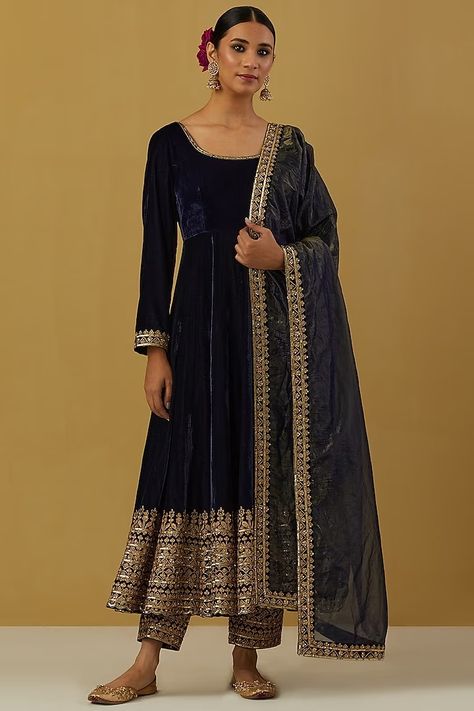 Blue Velvet Silk Hand Embroidered Anarkali Set Design by Ikshita Choudhary at Pernia's Pop Up Shop 2024 Ikshita Choudhary, Velvet Anarkali Suits, Velvet Anarkali, Velvet Suit Design, Blue Anarkali, Berry Dress, Independance Day, Velvet Dress Designs, Fancy Suit