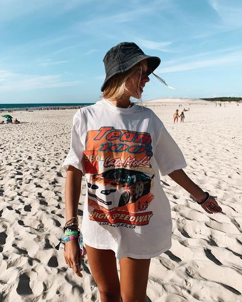 NUNI on Instagram: “big tshirts & bucket hats 🌞” Outfits With Bucket Hats Summer, Bucket Hat Beach Outfit, Outfits With Bucket Hats, Cute Beach Outfits, Outfits For Mexico, Simple Summer Outfits, Outfit Primavera, Beach Photoshoot, Outfits With Hats