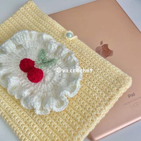 Knitted Tablet Case, Crochet Laptop Case Aesthetic, Ipad Bag Crochet, Tablet Cover Crochet, Tablet Case Crochet, Crochet Macbook Cover, Ipad Cover Crochet, Ipad Crochet Case, Crochet Ipad Bag