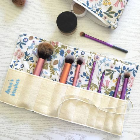 Sewn Makeup Bag, Sewing Small Business, Sewing Present Ideas, Sewing Presents, Makeup Brush Bag Pattern, Make Up Pouch Sewing Pattern, Make Up Brush Pouch Diy, Sewing Gifts For Friends, Makeup Bag With Brush Holder