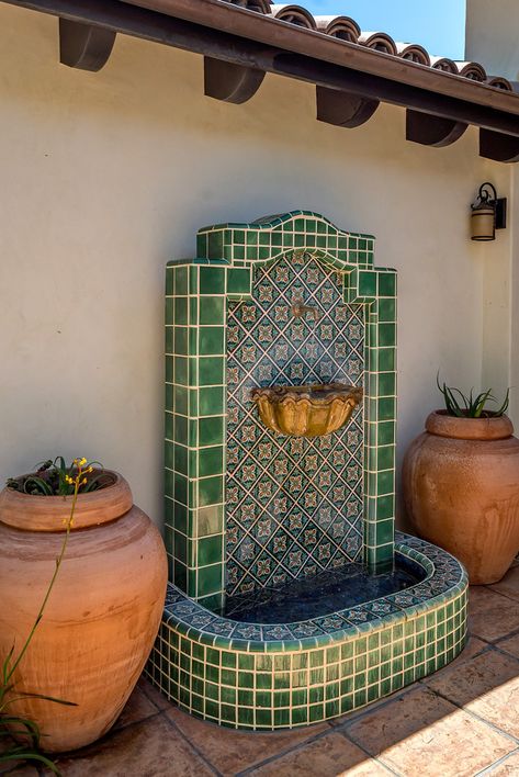 Spanish Fountain, Outdoor Wall Fountains, Spanish Home Decor, Garden Sink, Houses Interior, Door Glass Design, Patio Garden Design, Spanish Style Homes, Hacienda Style