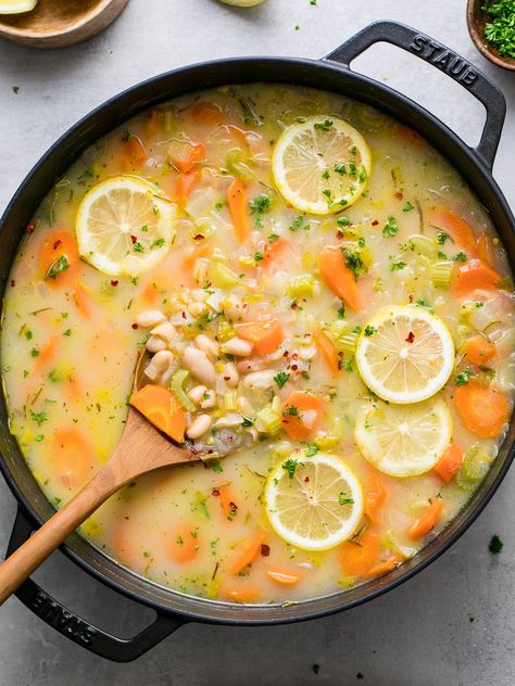 LEMON ROSEMARY WHITE BEAN SOUP (WS) - THE SIMPLE VEGANISTA Lemon Veggies, White Bean Soup Recipes, Lemon Soup, Bean Soup Recipes, White Bean Soup, Gf Recipes, Salad Sandwich, Vegan Soup, White Bean