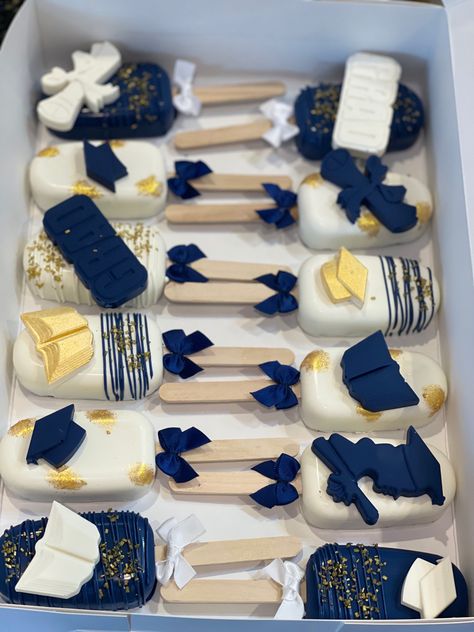 Graduation Cake Popsicles, Graduation Cakesicles Ideas, Graduation Sweet Table Ideas, Graduation Rice Krispie Treats, Grad Cake Pops, Graduation Cakesicles, Graduation Treat Table, Graduation Dessert Table Ideas, Grad Treats