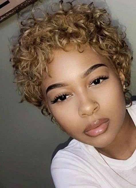 L😍VE everything about this look. Color, Curls & Style. Short Curly Blonde Hair Natural Black Women, Blonde Hair Black Women Curly, Blonde Curly Pixie, Curly Hairstyles Light Skin, Honey Blonde Pixie Cut, Hairstyles Light Skin, Pixie Cut Curly Hair, Blonde Hair Black Women, Tattoos Unique Meaningful