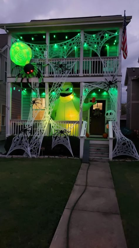 Halloween Rooftop Decorations, Halloween Outdoor Lights, Decoracion Halloween Casa Exterior, Garage Halloween Decor, Halloween Exterior Decor, Exterior Halloween Decorations, Aesthetic Halloween Decor, Window Halloween, Halloween Core