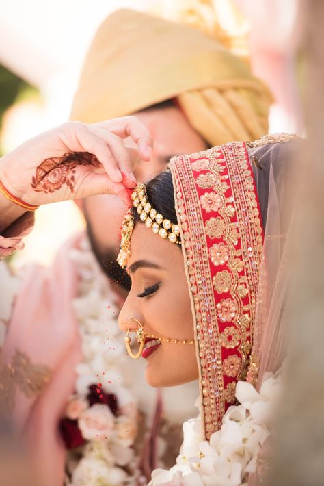 Wedding Sindur Photography, Wedding Sindur Pic, Dulhan Sadi Pic, Indian Wedding Candid Photography, Sindoor Daan Photography, Wedding Images Indian, Sindur Wedding, Indian Wedding Photography Couples Photoshoot, Indian Wedding Pictures Poses