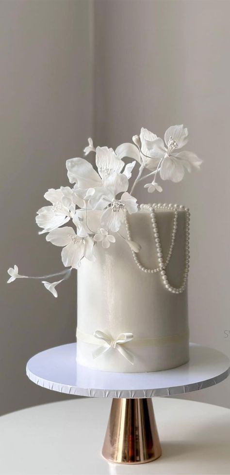 One Tier Pearl Wedding Cake, Simple Wedding Cake 2 Tier Classy, White Pearl Wedding Cake, Single Tier Pearl Wedding Cake, Pearl Cake With Flowers, White Wedding Cake Pearls, Simple White Wedding Cake Pearls, Wedding Cake Pearls, Pearl Cake