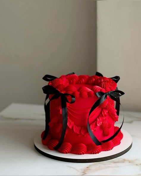 Red And Black Cakes, Red And Black Cake Ideas Birthdays, Red Bday Cake, Red Cake Ideas, Red Cake Aesthetic, Black And Red Cake, Red And Black Cake, Red Birthday Cake, Gothic Birthday Cakes