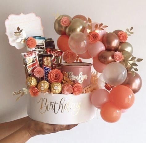 Creative Gift Baskets, Decoration For Party, Balloon Bouquet Diy, Mothers Day Balloons, Girl Gift Baskets, Balloon Crafts, Diy Birthday Gifts For Friends, Flower Box Gift, Diy Gift Set