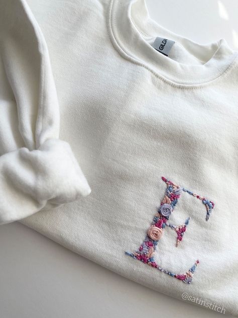 White Crew Neck Sweater With Letter Embroidery, Embroidered Initials On Hoodie Sleeve, Embroidered Sweaters Kids, Embroidered Sweater Kids, Baby Name Embroidery Sweater, Initial Sweatshirt, Crewneck Embroidery, Monogram Kids, Sweatshirt Colors