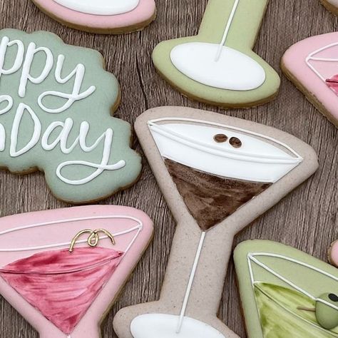 CooCoo Cookies by Phoebe on Instagram: "Celebrating the birthday girl with her favorite martinis!🍸🍸🍸 Dirty martini, an espresso martini, and a cosmo martini.   #naturalcolors #martinicookies #funcookies #dirtymartini #cosmomartini #espressomartini #cookies #decoratedcookies #sugarcookies #cookiearts #cookiedecorating #royalicing #customcookies #cookiesforevents #cookiesinchicago #evanston #skokie #chicago #localbusiness #giftideas #customgifts #edibleart #partytreats #party #treats #cookiesforanyoccasion #birthdaycookies #birthdaypartytreats" Espresso Martini Cookies Decorated, Martini Cookies, Martini Glass Cookies, Cocktail Cookies, Cosmo Martini, Birthday Party Treats, Chocolate Martini, Bridal Shower Cookies, Pink Cocktails