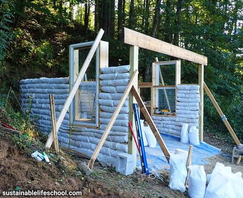 Diy Adobe House, Earthbag House Plans, Earthbag House, Earth Bag Homes Plans, Earthbag House Diy, Earth Bag Homes Diy, Eco Friendly Mud House, Earthbag Construction, Earth Bag