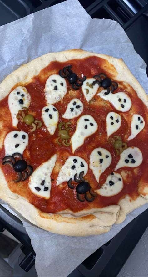 Halloween Homemade Pizza, Fall Trampoline Sleepover, Halloween Food Pizza, Halloween Pizza Night, Halloween Food Ideas Aesthetic, Spooky Pizza Night, Ghost Shaped Pizza, Aesthetic Halloween Food, Halloween Sleepover Food