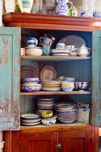 Eclectic - love the idea of having mismatching antique cups, plates, etc... Unique! Eclectic Dishes, Cocina Shabby Chic, Kitchen New York, Eclectic Kitchen, Ideas Hogar, Chic Kitchen, Shabby Chic Kitchen, Eclectic Home, Kitchen Colors