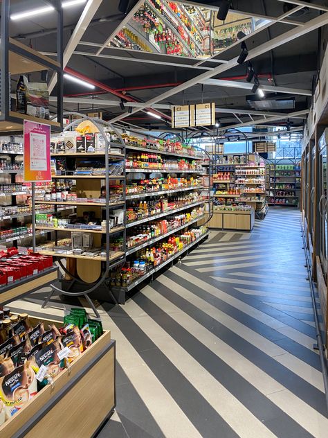 Chocolate Store Design, Supermarket Design Interior, Exposed Ceilings, Retail Architecture, Grocery Store Design, Food Retail, Supermarket Design, Design Palette, Carpentry Diy