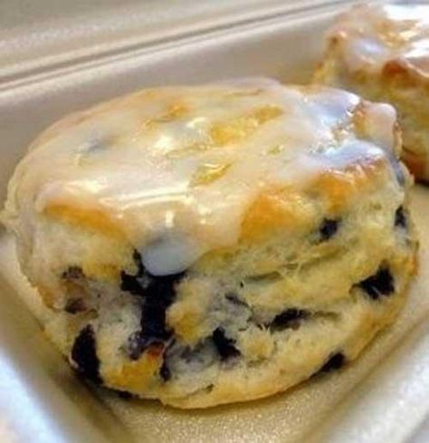 You will love this Glazed Blueberry Biscuits very much. Just try to cook them - TASTYDONE Weight Watchers Cake Mix Recipes, Weight Watchers Cake, Food Food Recipes, Blueberry Biscuits, Honey Glazed Ham, Breakfast Eggs, Biscuits Recipe, Food Baby, Homemade Biscuits