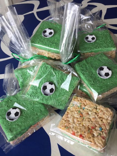 Soccer Rice Krispie Treats Soccer Mom Snacks, Soccer Party Food, Soccer Treats, Soccer Snacks, Soccer Theme Parties, Sports Snacks, Team Snacks, Giant Chocolate Chip Cookie, Soccer Birthday Parties