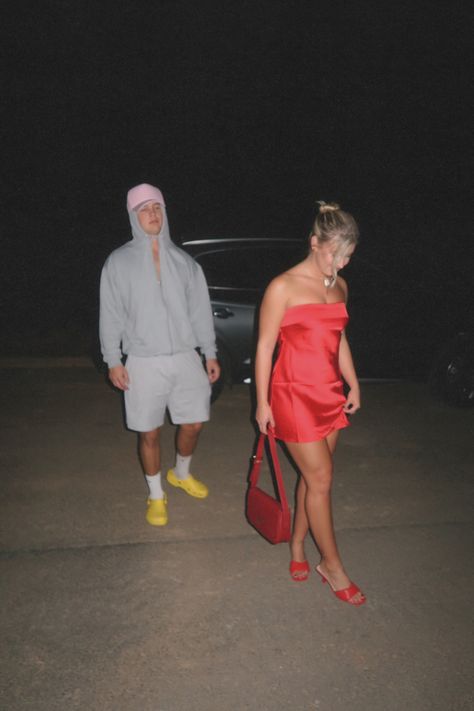 Hailey beiber and justin beiber costume Justin Beiber Costumes, Justin And Hailey Bieber Costume, Justin Bieber And Haley Baldwin, Non Basic Couple Costumes, Justin Bieber Costume, Selena Costume, Hailey And Justin Bieber, Hailey And Justin, Halloween Duo