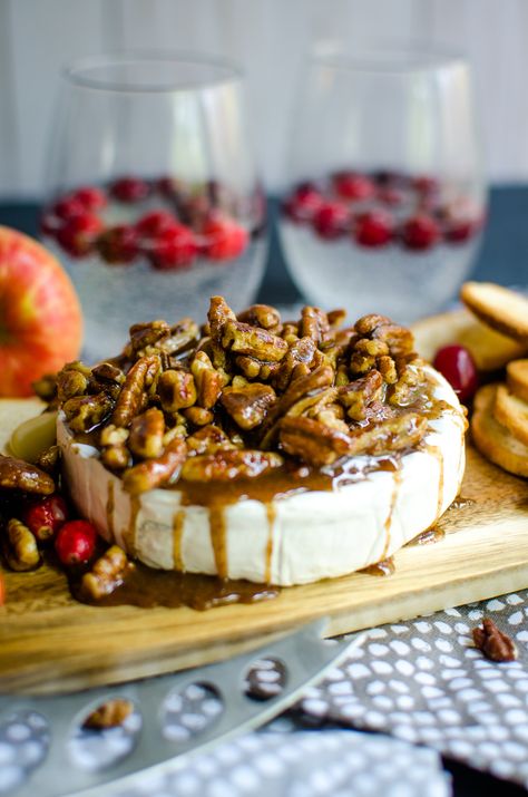 Pecan Baked Brie, Fall Appetizers Easy, Fall Appetizer, Easy Holiday Cookies, Cheese Log, Thanksgiving Appetizer Recipes, Holiday Appetizers Easy, Fall Appetizers, Maple Brown