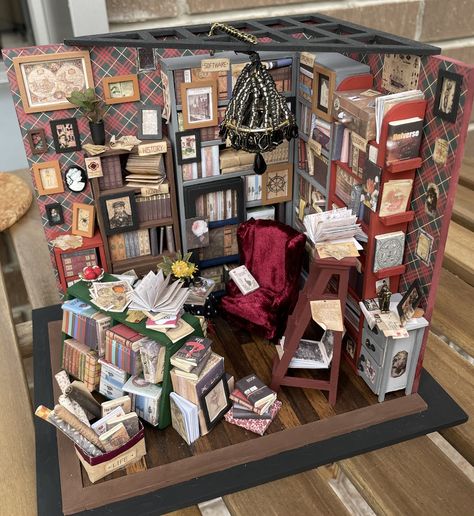 Rolife robotime Sam’s study DIY miniature dollhouse kit Miniature Museum Diy, Sams Study Miniature, Miniature Library Diy, Sams Study, Diy Booknooks, Borrowers House, Library Miniature, Dollhouse Library, Mini Books Diy