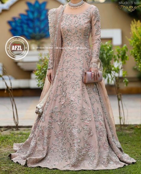 Maxi Pakistani Dress Wedding, Valima Dresses Pakistani, Hijabi Dulhan, Drees Desgin, Bridal Walima Dress, Traditional Closet, Pakistan Bride, Walima Dresses, Dior Atelier