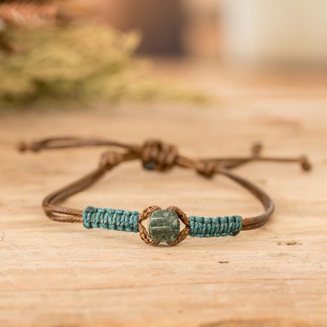 The star of the show in this fashionable men's bracelet is a captivating dark green jade pendant that takes center stage with its exotic allure. Expertly accented with intricate waxed cotton macrame detailing in a vibrant teal hue, Guatemalan artisans Erick and Ivania's impressive design seamlessly fuses tradition and contemporary flair. Its adjustable brown nylon cord ensures a tailored fit, allowing you to wear this accessory with ease and comfort. Chinese Cord Bracelets, Diy Jewelry For Men, Macrame Bracelet Patterns Easy, Macrame For Men, Diy Macrame Bracelet Tutorial, Easy Bracelet Patterns, Handmade Bracelets For Men, Boho Bracelets Tutorial, Waxed Cord Bracelets