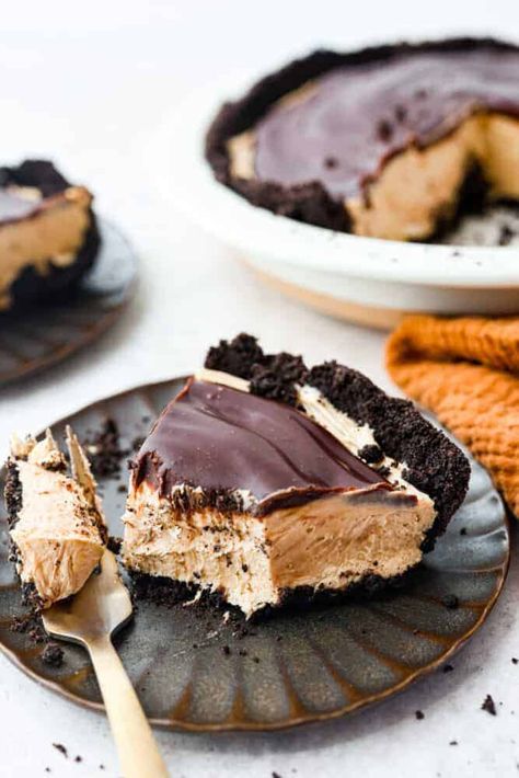 Chocolate Peanut Butter Pie Moist Desserts, Chocolate Oreo Pie, Cookie Dough Pie, Cupcakes Oreo, Whipped Peanut Butter, Oreo Fluff, Pie Chocolate, Oreo Pie, Choco Pie