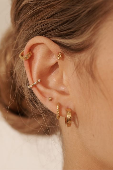 Ear Piercings Placement Chart, Minimal Gold Jewelry, Different Ear Piercings, Ear Piercings Chart, Double Ear Piercings, Simple Gold Earrings, Cute Ear Piercings, Ear Style, Stacked Earrings