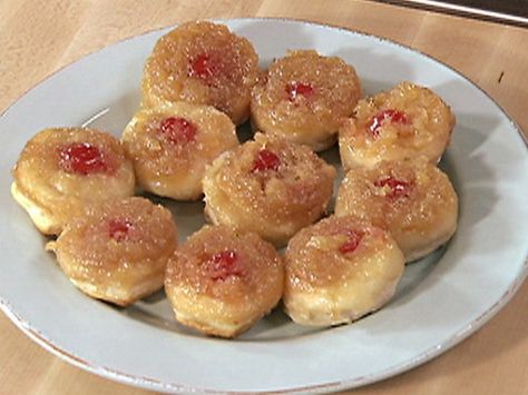 Pineapple Upside Down Biscuits! Paula Deen Biscuits, Cake With Biscuits, Pineapple Upside Cake, Paula Deen Recipes, Canned Biscuits, Pineapple Recipes, Biscuits Recipe, Pineapple Upside, Pineapple Upside Down Cake