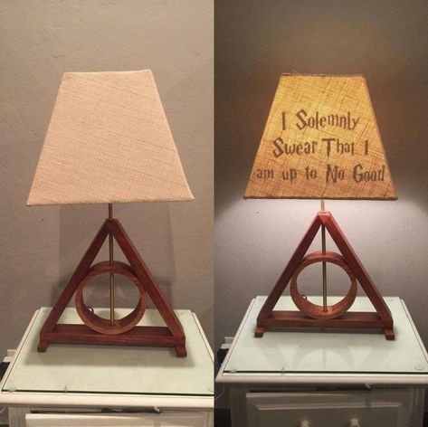 Lampe Harry Potter, Harry Potter Office Theme, Harry Potter Room Decor Bedroom Ideas, Harry Potter Living Room, Harry Potter Lamp, Harry Potter Office, Harry Potter Themed Bedroom, Hogwarts Room, Harry Potter Bedroom Decor