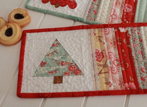 Threadbare Creations- Free Pattern Christmas Mug Rugs Christmas Mug Rugs, Mug Rug Tutorial, Sewing Christmas Gifts, Christmas Patchwork, Christmas Quilting, Mini Quilt Patterns, Mug Rug Patterns, Christmas Quilt Patterns, Place Mats Quilted