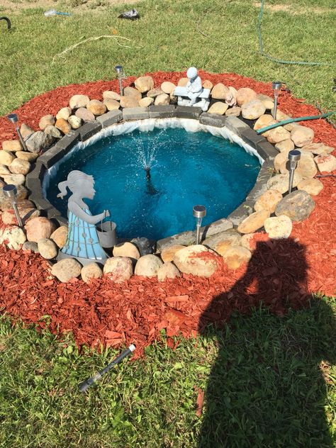 I made a small pond using an old tractor tire Tractor Tire Ideas, Tractor Tire Pond, Tire Pond, Outside Fountains, Tire Ideas, Pond Diy, Diy Pond, Tractor Tire, Small Pond