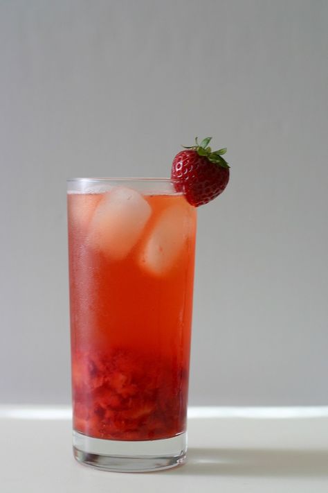 This bubbly strawberry jasmine tea features strong tea paired with plenty of summery sweet strawberries, topped off with sparkling water. Strawberries With Sugar, Freeze Strawberries, Strawberry Smoothie Recipe, Apple Cider Punch, Bubble Tea Flavors, Amazing Drinks, Strawberry Cocktails, Drinks Ideas, Smoothie Recipes Strawberry