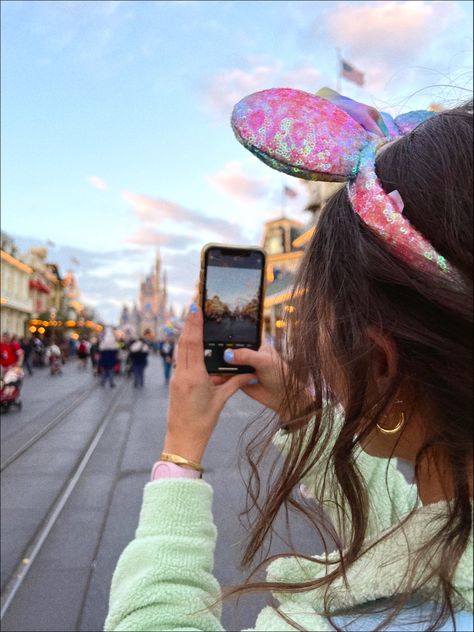 Disney Insta Pics, Disneyland Inspo Pics, Disneyland Picture Ideas Instagram, Disney World Aesthetic Pictures, Disney Inspo Pics, Disneyland Poses Ideas, Disney Poses Ideas, Disneyland Instagram Pictures, Disneyland Outfits Aesthetic