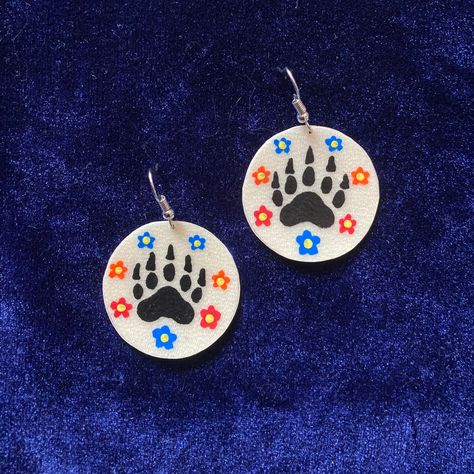 Hide Earrings, Native American Beadwork Patterns, Native American Crafts, Native American Beadwork, Bear Paw, Painted Earrings, Earring Ideas, Beadwork Patterns, Bear Paws