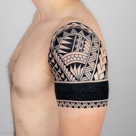 Polynesian Tattoo Designs Shoulder, Polynesian Shoulder Tattoo Men, Maori Shoulder Tattoo, Trible Tattoos For Men, Salvador Tattoo, Shoulder Tattoo For Men, Dragon Koi Tattoo Design, Hindi Tattoo, Trible Tattoos