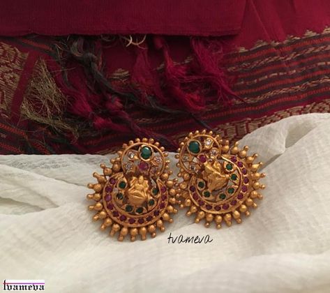 chandbali earrings designs Small Earrings Gold, Temple Jewellery Earrings, Temple Jewelry Necklace, Antique Gold Earrings, Gold Pearl Jewelry, Indian Jewelry Earrings, Gold Earrings Models, Gold Earrings Wedding, Gold Jewelry Simple Necklace