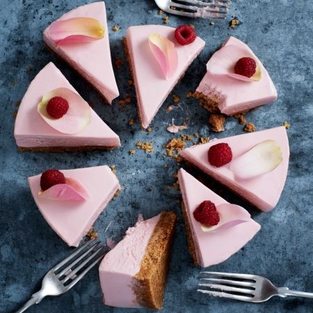 Susanna Blavarg Rose Cheesecake, Easy Dinner Party Desserts, Jelly Cheesecake, Dinner Party Desserts, Rose Recipes, Rose Flavored, Cheesecake Recipes, No Bake Cake, Real Food Recipes