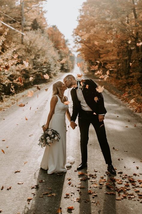 Fall Wedding Couple Pictures, Wedding Autumn Photography, Fall Wedding Photography October, November Wedding Pictures, Fall Wedding Photography Poses, Wedding Photo Ideas Autumn, Fall Wedding Portraits, November Wedding Photography, Autumn Wedding Photoshoot