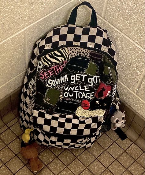 Decorating Backpack, Punk Backpack, Backpack With Patches, Black Jansport Backpacks, Black Jansport, Punk Bag, Punk Decor, Punk Fashion Diy, Patch Backpack