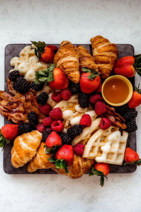 Charcuterie Board Ideas Breakfast, Spring Charcuterie Board Ideas, Waffles With Fruit, Breakfast Charcuterie Board Ideas, Breakfast Tailgate, Spring Charcuterie Board, Cute Charcuterie, Spring Charcuterie, Brunch Hosting