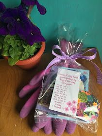 Gardening Gloves teacher thank you. Easy and quick gift of seeds, gloves and hand cream. A great way to show your appreciation to a teacher or volunteer. Garden Gloves Gift Ideas, Hampers Cookies, Gratitude Gifts, Bunco Gifts, Volunteer Appreciation Gifts, Jar Meals, Seeds Gifts, Ladies Tea, Garden Gloves