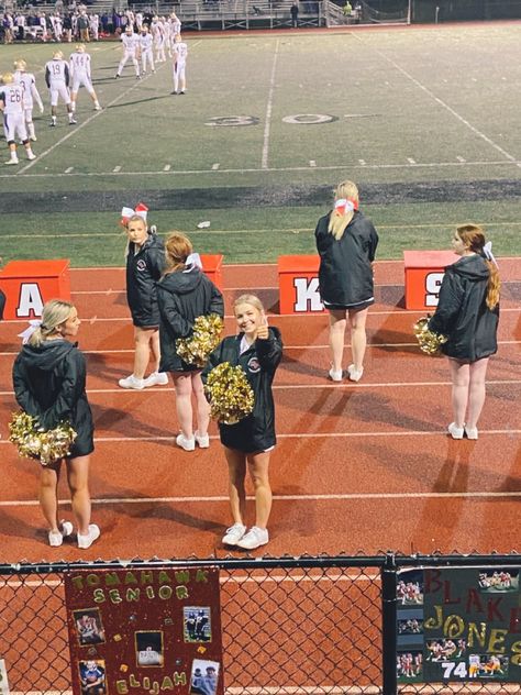 Fun Cheer Pictures, Highschool Cheerleader Aesthetic, Cheer Aesthetic Pictures, High School Dance Team Aesthetic, Fnl Cheer Pictures, Cheer Girl Aesthetic, Happy Friendgroup, Cheer Leader Aesthetic, School Cheer Aesthetic