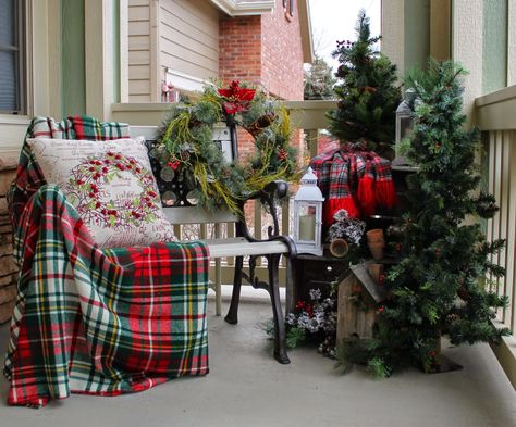 Porch Christmas Tree, Best Outdoor Christmas Decorations, Christmas Apartment, Christmas Front Porch, Christmas Porch Decor, Navidad Diy, Front Porch Decorating, Front Porch Christmas Decor, Christmas Porch