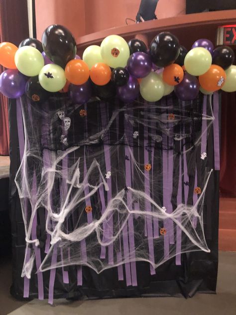 I built this for my daughters 9th birthday, which was a cute Halloween theme (she wanted spooky not scary 😂). School Halloween Dance Decorations, Halloween Dance Middle School, Middle School Halloween Dance Decorations, Scary Halloween Balloon Arch, Diy Halloween Backdrop For Pictures, School Halloween Photo Backdrop, Diy Halloween Backdrop, Halloween Classroom Decorations, Fiesta Halloween