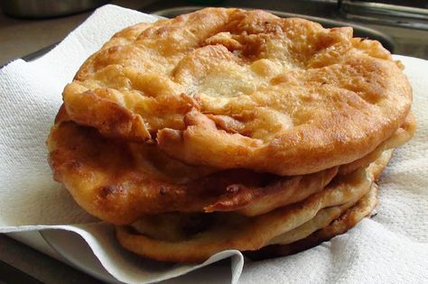 zsuzsa is in the kitchen: HUNGARIAN POTATO FLATBREAD - KRUMPLIS LÁNGOS Hungarian Bread Recipe, Potato Flatbread, Hungarian Dishes, Polish Foods, Hungarian Desserts, Hungarian Food, Hungarian Cuisine, Eastern European Recipes, Homemade Breads