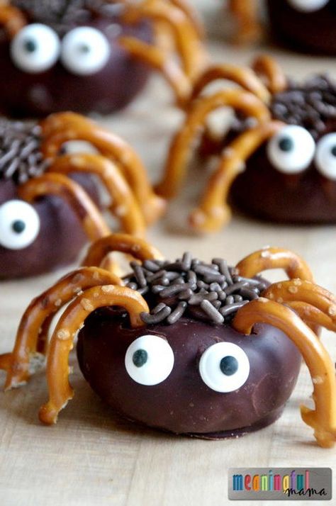 Mini Spider Donut Snacks for Kids | AllFreeKidsCrafts.com Spider Donuts, Spider Food, Halloween Fingerfood, Halloween Torte, Spooky Halloween Desserts, Postres Halloween, Kids Halloween Food, Halloween School Treats, Fun Halloween Treats