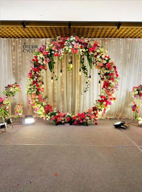 #partydecor #partydecorations #decoration #sequinwall #dryflowers #dryflowersdecor #disconight #letsparty #partytime #themedecor #pampasgrass #pampasdekorasyon #decorationideas #partytime #backdropphotobooth #concert #liveconcert #thedecorcycle 25th Anniversary Flower Decorations, Round Flower Arch, Mehandi Decoration Ideas, Pellikuthuru Function, Mehandi Decoration, Haldi Backdrop, Indian Outdoor Wedding Decor, Ring Backdrop, Kolka Design